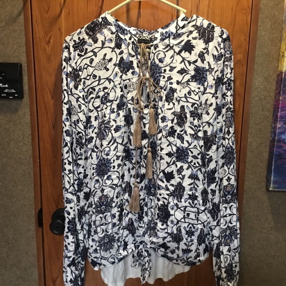 NWOT. Signature Studio Brand Women’s Size XL White & Blues IKAT Tunic Top